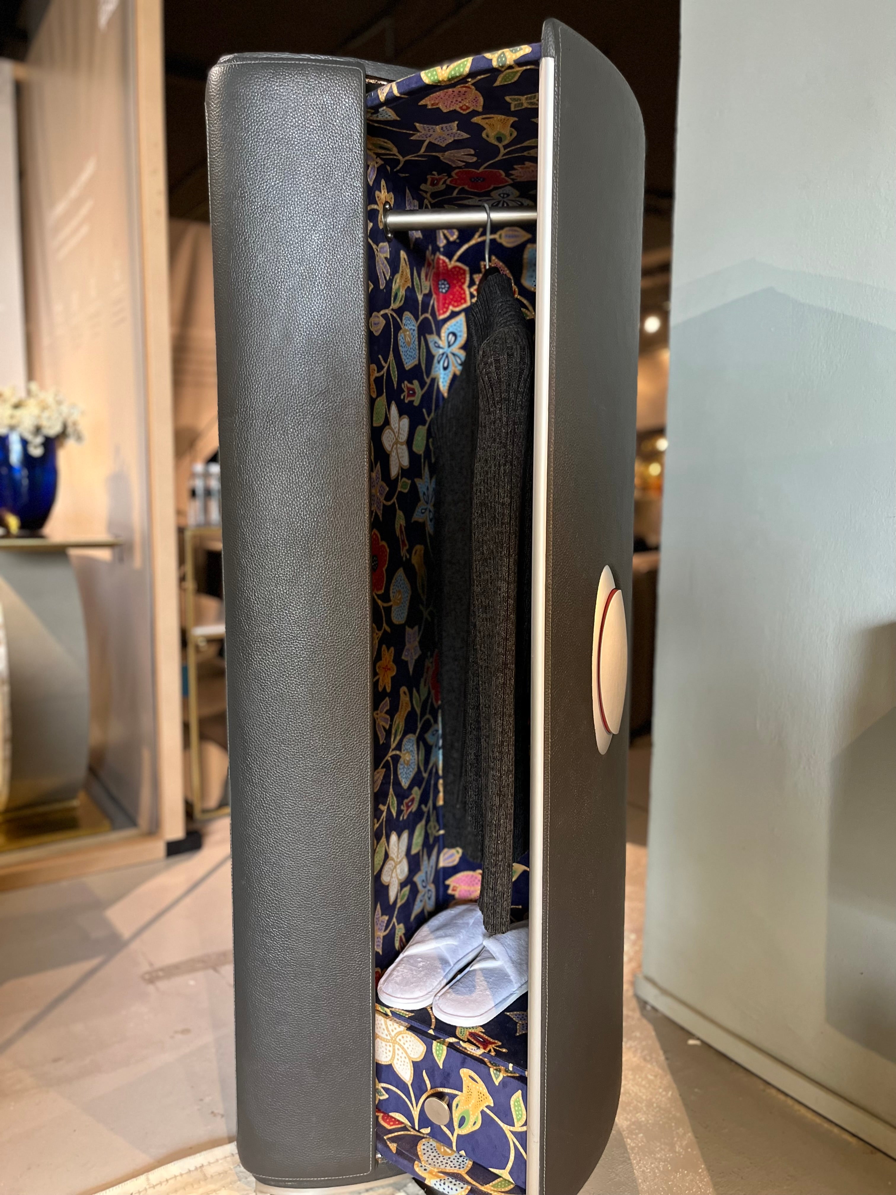 Atas Wardrobe - ipse ipsa ipsum